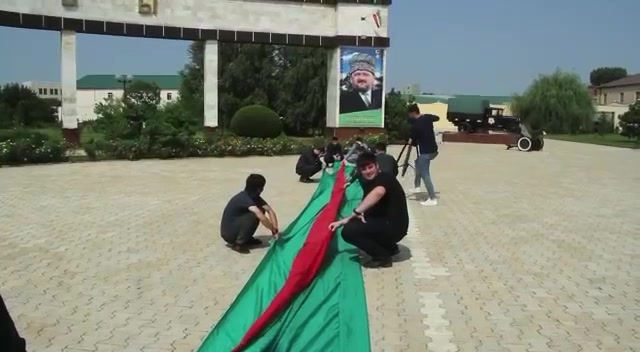 В День Государственного флага Российской Федерации молодежь...