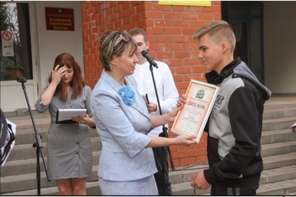На-торжественной-линейке-в-одной-из-школ-Белгородской-облас.jpg