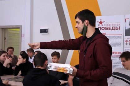 В-центре-«Молодежное-содружество»-Волоколамска-с-школьникам.jpg