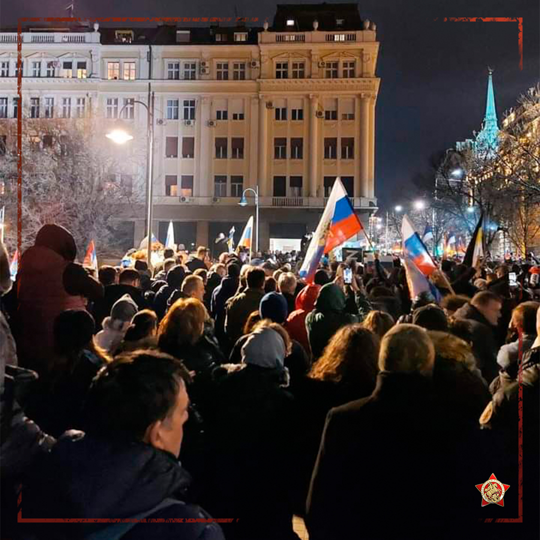 Белграл. Митинг в Сербии в поддержку России. Шествие в Сербии в поддержку России. Сербия митинг за Россию. Очередь русских Белград.